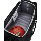 Bolso deportivo Under Armour modelo Undeniable 5 Duffle L, color negro con logo plateado. Cuenta con tecnología repelente al agua, compartimento ventilado para calzado o ropa sucia, bolsillos organizadores internos, correa de hombro acolchada extraíble y asas superiores.