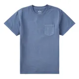 Remera azul de manga corta con bolsillo en el pecho.