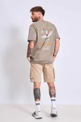 Bermuda color beige con bolsillos cargo laterales.