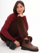 Bota corta de cuero color marrón, con elástico lateral y suela track.