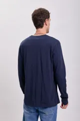 Remera básica de manga larga blanca, cuello redondo y corte clásico.