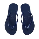 Chanclas de goma color azul marino, con suela texturizada y tiras finas con el logo de la marca.