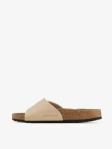 Sandalias Birkenstock Catalina color arena, con hebilla dorada ajustable y plantilla anatómica de corcho.