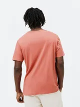 Camiseta básica de manga corta y cuello redondo, color rojo oscuro.