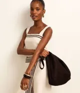 Blusa cropped de viscosa y lino color crudo, con breteles anchos, escote cuadrado y detalle de rayas horizontales en el busto.