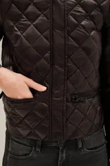 Campera acolchada de diseño matelasse, color negro, con cuello redondo, cierre frontal y puños elásticos a rayas.