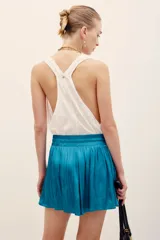 Short turquesa de poliéster, con cintura elástica fruncida y cordón ajustable delantero.