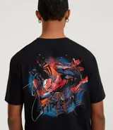 Remera negra de mangas cortas, confeccionada en algodón con cuello redondo y estampa frontal con el texto “Spider-Man”.