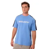 Remera celeste de manga corta Rusty, con bandas laterales oscuras en las mangas y estampa frontal con el logo de la marca en blanco y gris.