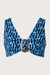 Top de bikini con estampado abstracto en tonos azules y negros, con escote halter y hebilla dorada en el centro.