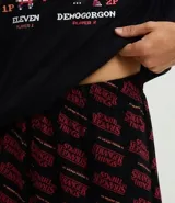 Pijama masculino de algodón compuesto por una remera de manga corta con estampa frontal de Stranger Things y un short con cintura elástica y estampado de la serie.