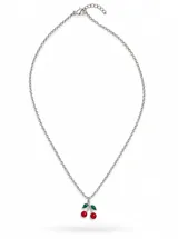 Collar corto de acero con cadena de eslabones y dije colgante en forma de cerezas con detalles esmaltados en rojo y verde.