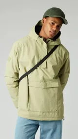 Campera estilo canguro color azul, con capucha ajustable, bolsillo frontal con solapa y forro interior de tejido polar.