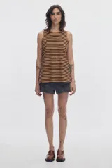 Top musculosa a rayas horizontales marrones y negras, con escote redondo y pequeño texto estampado en el centro del pecho.