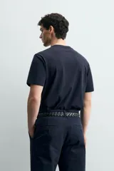 Camiseta de corte relajado confeccionada en algodón, con cuello redondo acabado en rib y manga corta.
