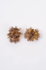 Aros de diseño floral con base metálica dorada y pétalos de tela en color crema.