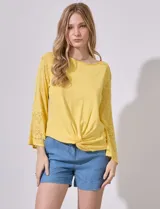 Buzo amarillo tejido en hilado fino, marca Ruby Rd. Manga larga amplia, tejido calado. Terminación de ruedo con nudo.