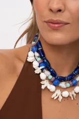 Collar corto de diseño artesanal compuesto por cuentas ovaladas blancas y bastones naturales de nácar intercalados.