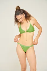 Tanga negra de tiro alto con doble tira ajustable en los laterales y forro interno.