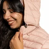 Campera puffer Diadora de color rosado, con diseño acolchado, cierre frontal completo y capucha ajustable. Presenta el logo de la marca bordado en el pecho.
