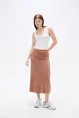 Falda midi de corte evasé, confeccionada en tejido de viscosa color marrón, con cintura alta y caída fluida.