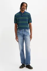 Jean de corte recto y relajado, con diseño de cinco bolsillos y cierre de bragueta. Presenta un lavado azul clásico con efecto desgastado.