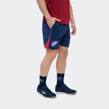 Short deportivo Umbro del Club Nacional de Football, color azul marino con detalles en rojo y blanco, escudo del club en la pierna derecha y logo de la marca en la izquierda.