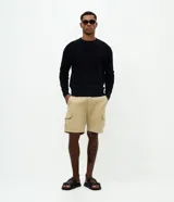Suéter masculino de punto piqué con textura, cuello redondo y mangas largas. Presenta un diseño básico y versátil con un calce confortable.