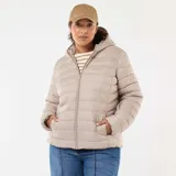 Anorak acolchado impermeable de color beige, con diseño capitoné de líneas horizontales, capucha incorporada y cierre frontal de cremallera.