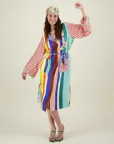 Kimono multicolor con estampado de rayas verticales y mangas anchas con estampado geométrico.