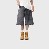 Bermuda baggy de denim color negro con efecto acid wash, corte holgado y diseño cargo con múltiples bolsillos.