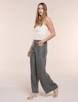 Pantalón wide leg de denim liviano gris, con tiro alto, presillas para cinturón, bolsillos laterales y corte recto de piernas anchas.