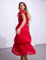 Vestido blanco de gasa con capas, marca Julia Jordan. Escote en V, manga corta con volados, corte en cintura y abertura central en espalda con cierre invisible.