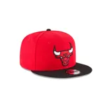 Gorra New Era 9Fifty de los Chicago Bulls, con visera plana negra y logo del equipo bordado en el frente.