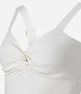 Top cropped blanco de tirantes anchos, confeccionado en tejido de punto texturizado, con escote en V y detalle de nudo o torcido en el centro del busto.