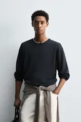 Jersey de cáñamo color negro, de corte regular fit, cuello redondo y manga larga. Los acabados son en rib.