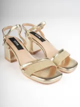 Sandalias de tacón cuadrado color negro, con tiras finas en el empeine y tobillo.