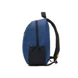 Mochila Caterpillar color azul con diseño geométrico en relieve. Posee un compartimento principal con cierre de cremallera, un bolsillo interno para objetos pequeños y un compartimento trasero acolchado para laptop. Cuenta con tirantes ajustables de malla elástica, asa de mano y bolsillos laterales de malla.