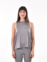 Musculosa deportiva gris, de corte holgado, con cuello redondo alto y sisas amplias.