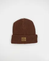 Gorro de lana celeste tejido en punto con dobladillo y parche de cuero con logo en el frente.
