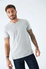 Remera básica de algodón color negro, con escote en V, manga corta y logo bordado en el pecho.