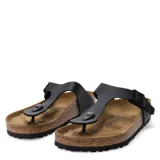 Sandalias tipo ojota Birkenstock modelo Gizeh, con capellada de cuero sintético negro, hebilla ajustable y plantilla anatómica de corcho y látex.