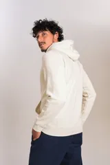 Hoodie de color beige con capucha, cordones ajustables y bolsillo tipo canguro frontal. Presenta el logo de la marca bordado en el pecho.