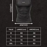 Musculosa de compresión de color negro, con ajuste al cuerpo, escote redondo y el pequeño logo "GAINS." estampado en el pecho.