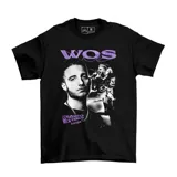 Remera negra de algodón con estampado estilo bootleg del artista Wos, incluyendo su nombre en letras violetas y fotografías en blanco y negro del cantante.
