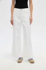 Pantalon de jean blanco de corte ancho y tiro alto, con costuras verticales frontales y diseño de pierna recta.