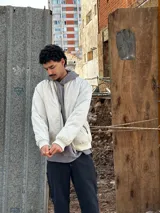 Campera bomber color crudo de nylon con cierre frontal y bolsillos laterales.