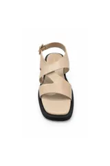 Sandalias planas de cuero color negro, con tiras cruzadas en el empeine, diseño abierto y tira en el talón con hebilla metálica dorada para ajuste.