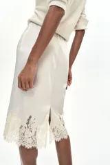 Pollera midi de tiro alto con cintura elástica y detalle de encaje en el ruedo.