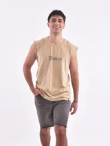 Musculosa de corte oversize color beige, con cuello redondo y estampa frontal con la palabra 'Broken' en tipografía gótica.